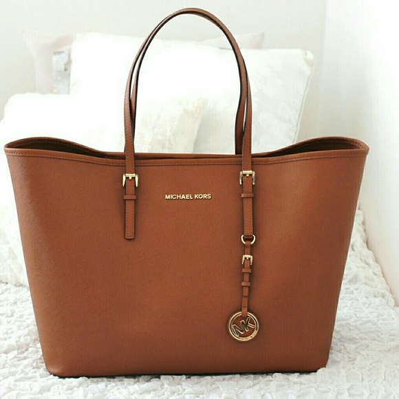 Michael Kors Handbags - 💕MICHAEL KORS LARGE JET SET TOTE - TAN😍💕